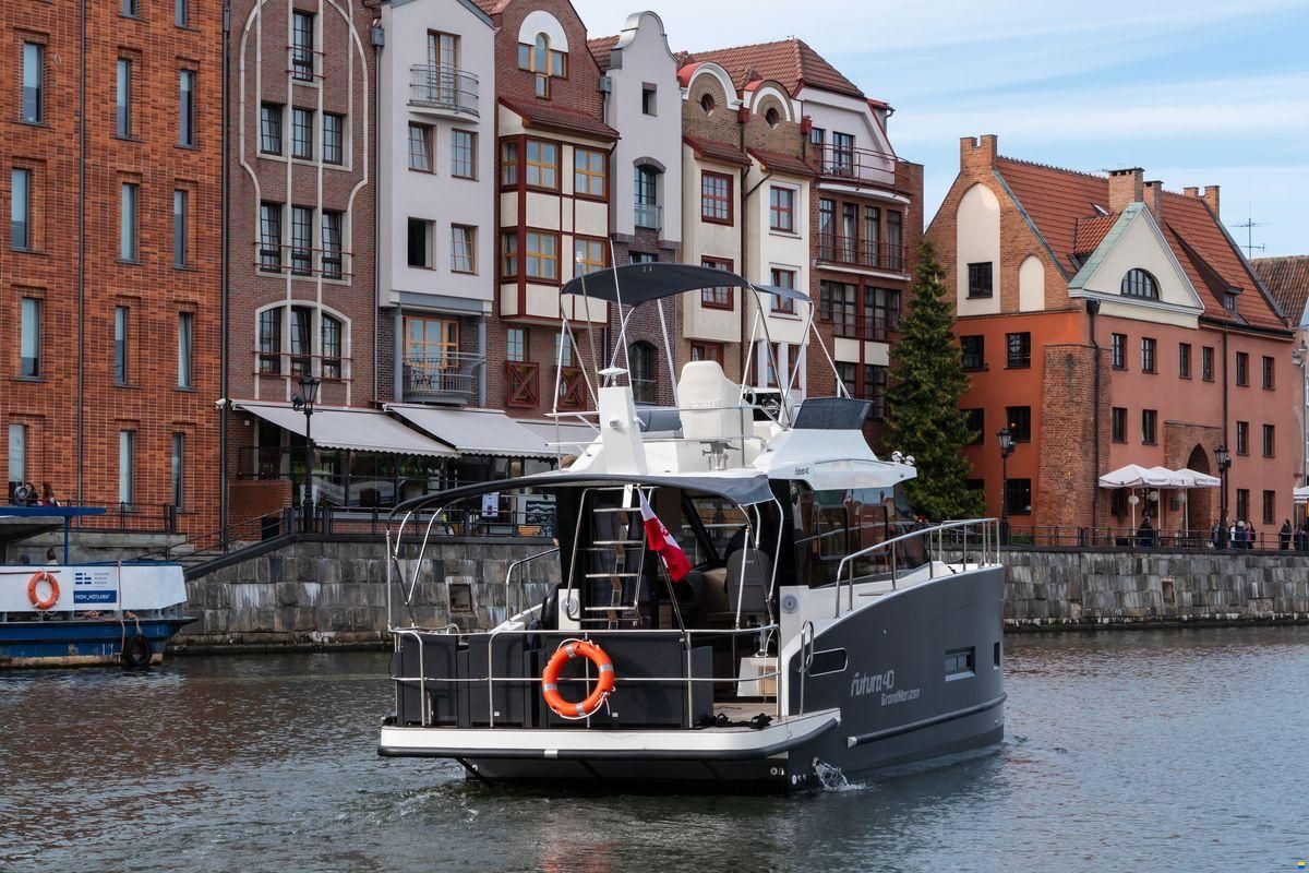 Cobra Futura 40 Grand Horizon