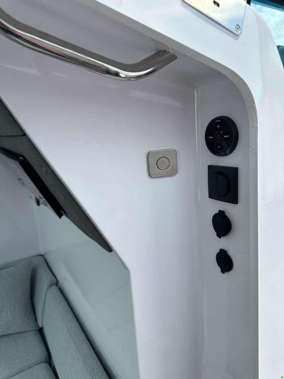 Axopar 37 Cross Cabin