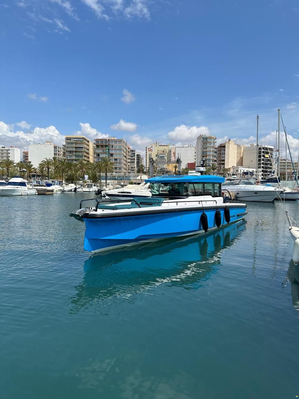 Axopar 37 Cross Cabin