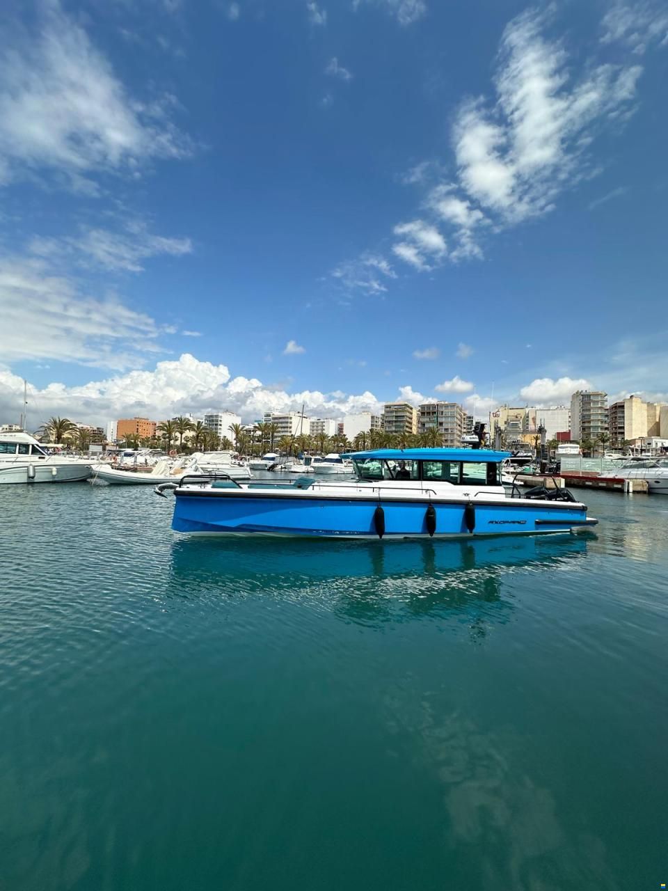 Axopar 37 Cross Cabin