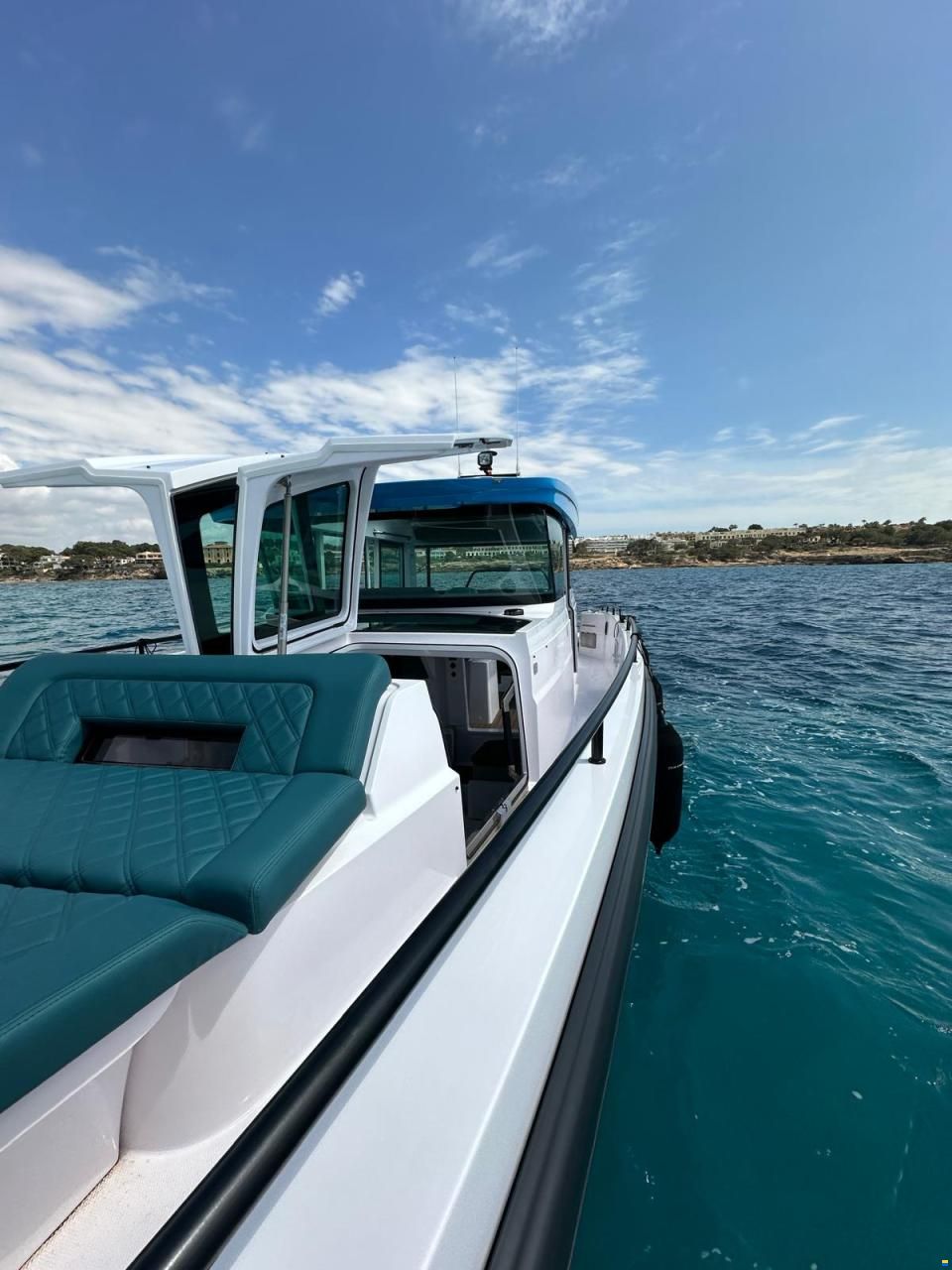 Axopar 37 Cross Cabin