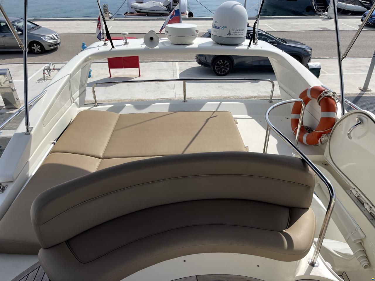 Azimut 46