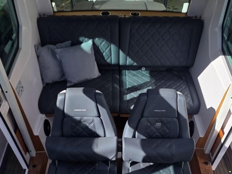 Axopar 28 Cabin