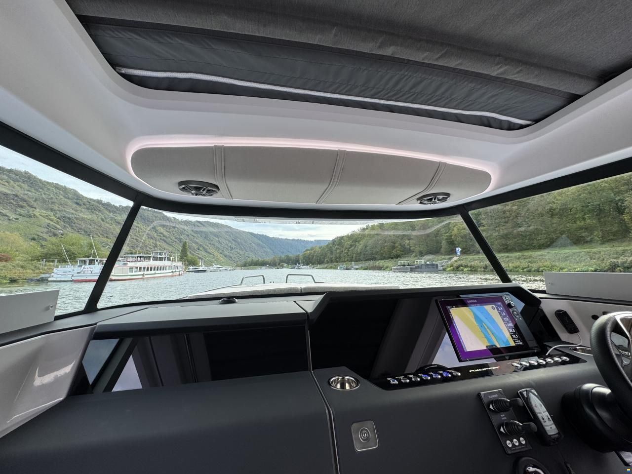 Axopar 37 XC Cross Cabin