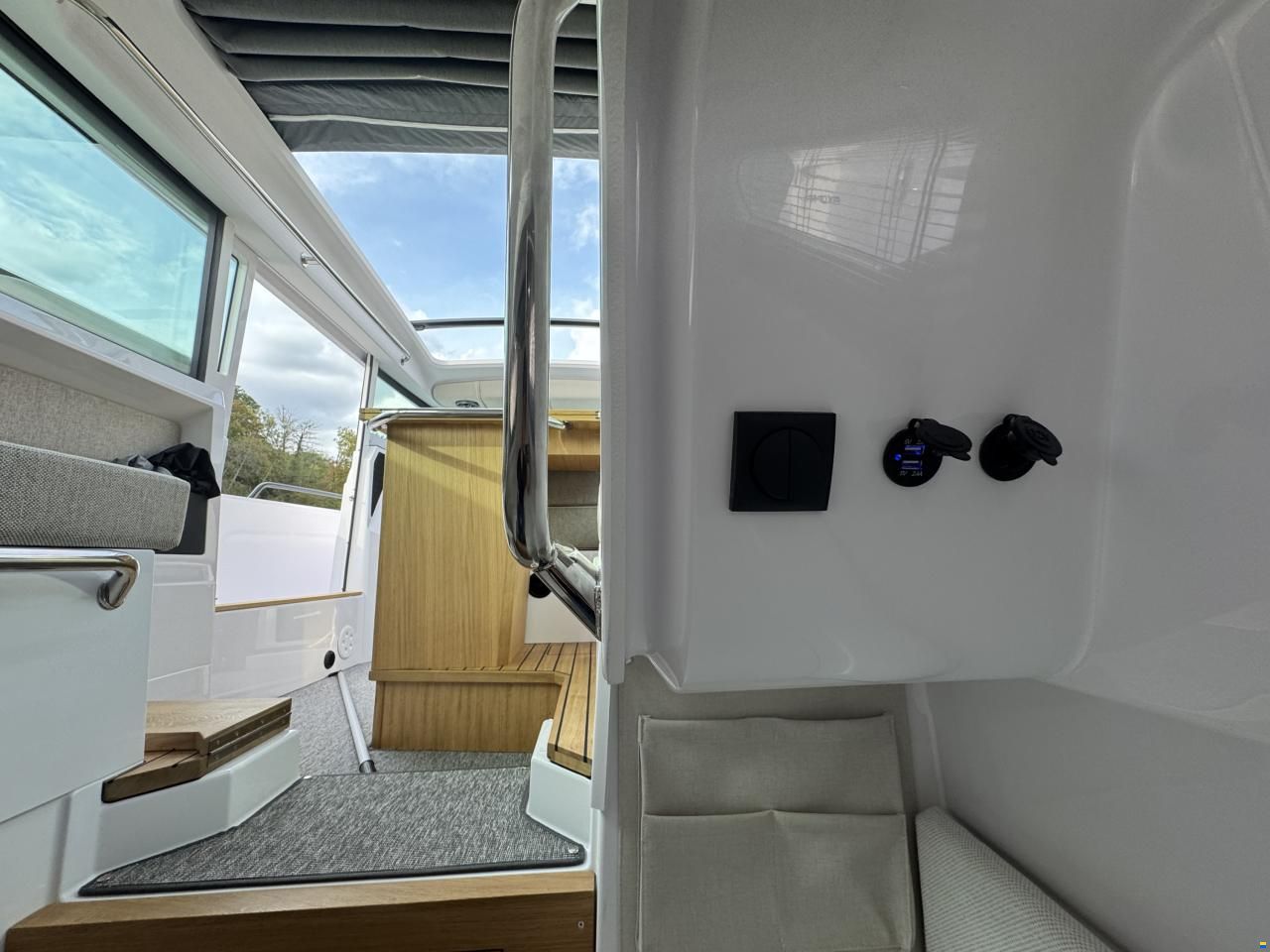 Axopar 37 XC Cross Cabin