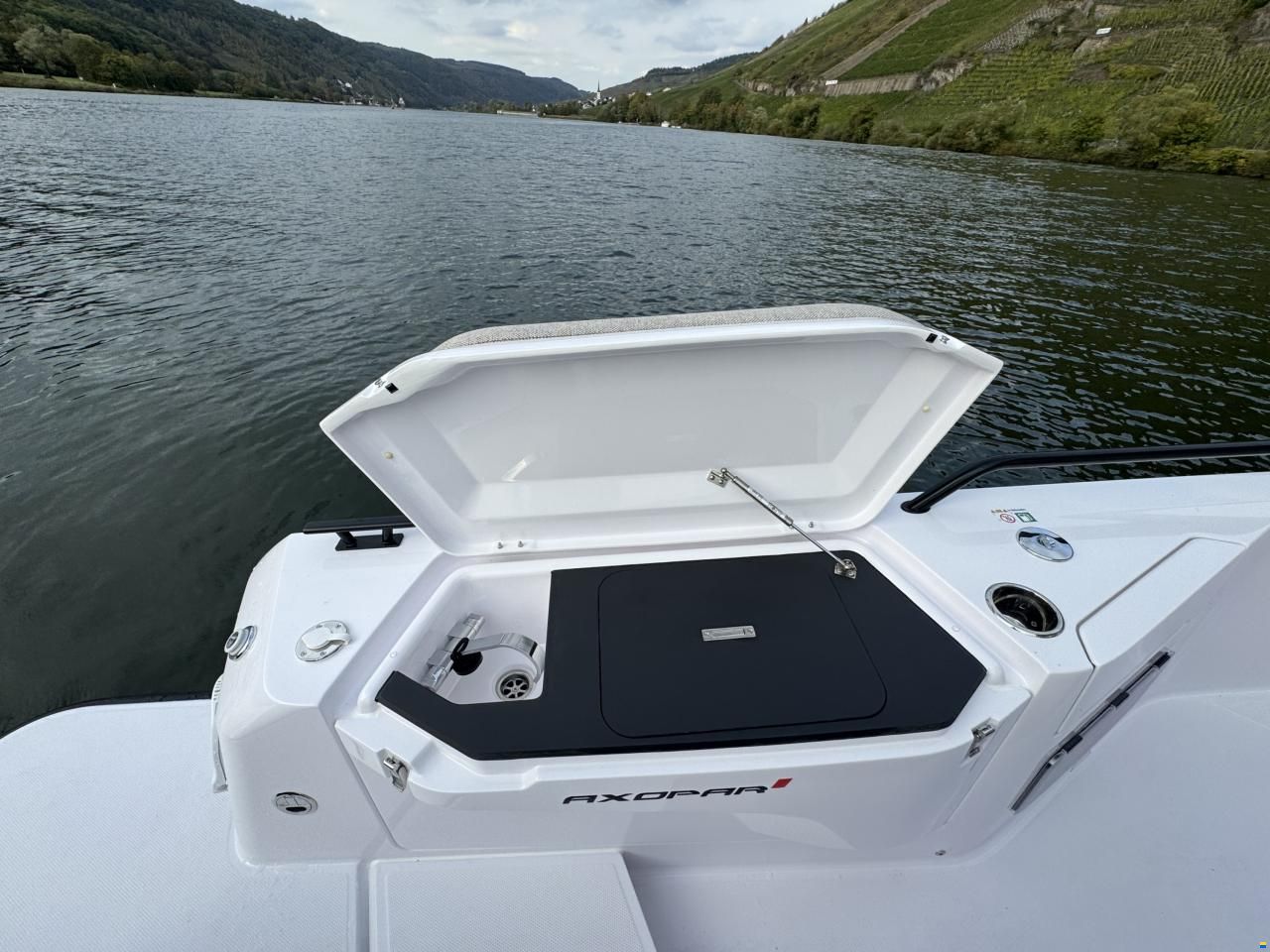 Axopar 37 XC Cross Cabin