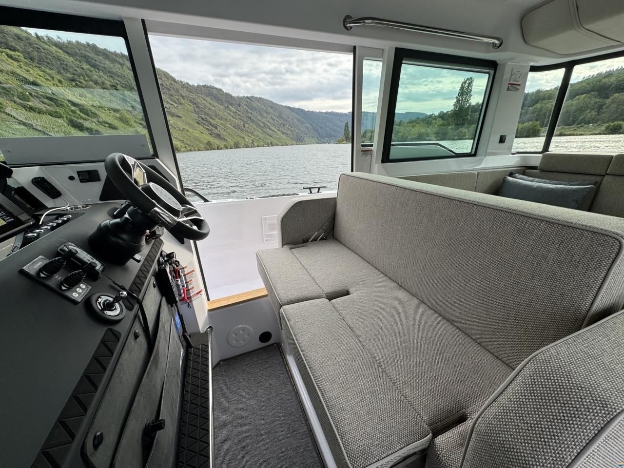 Axopar 37 XC Cross Cabin