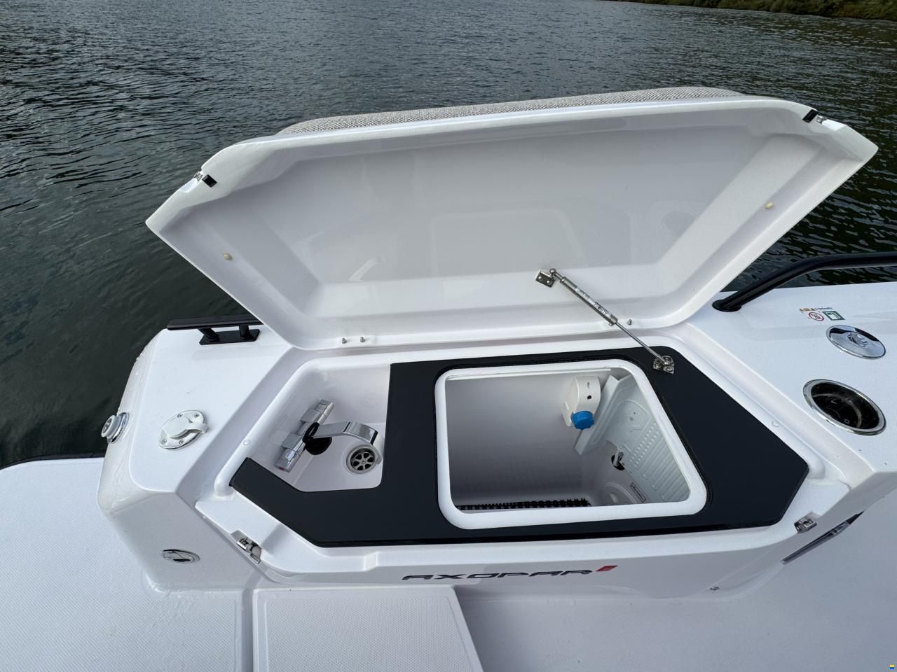 Axopar 37 XC Cross Cabin