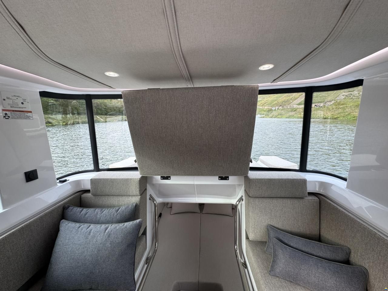 Axopar 37 XC Cross Cabin