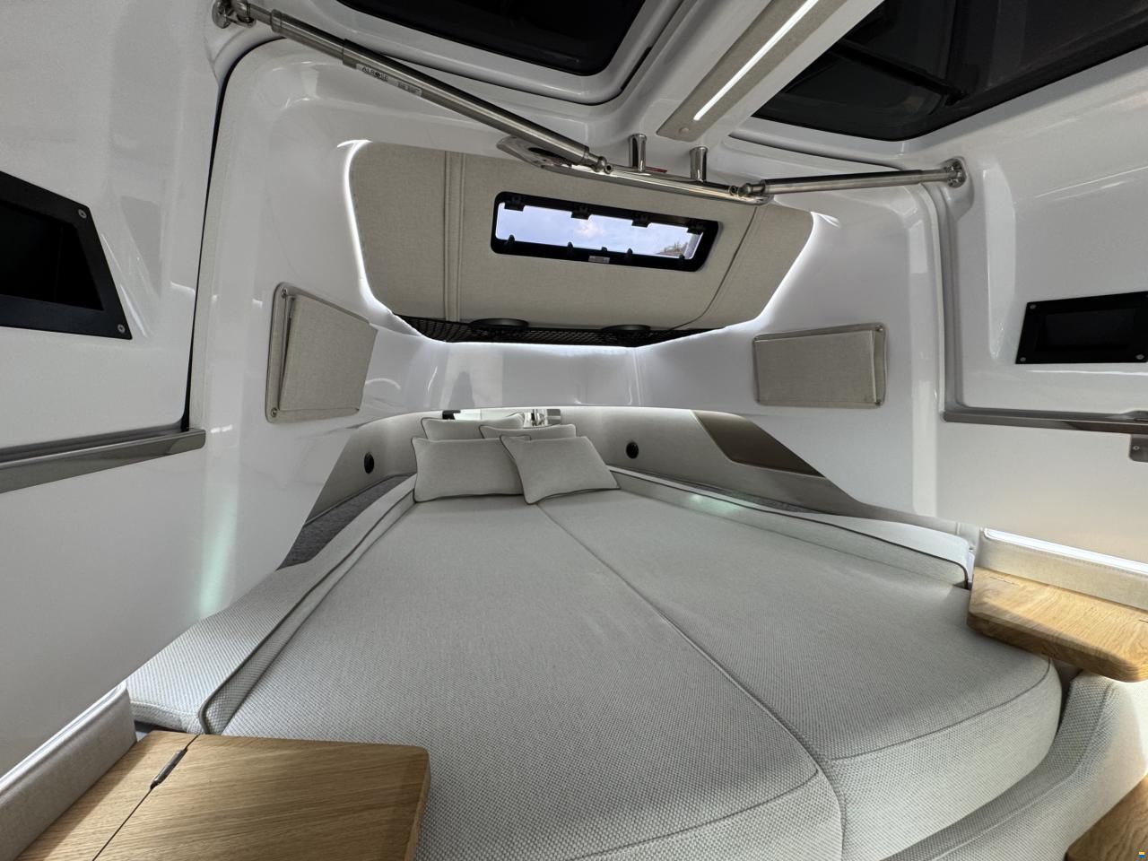Axopar 37 XC Cross Cabin
