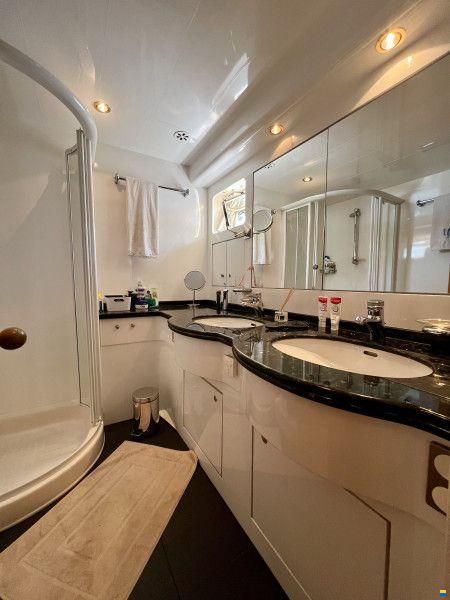 Elegance 70 Flybridge