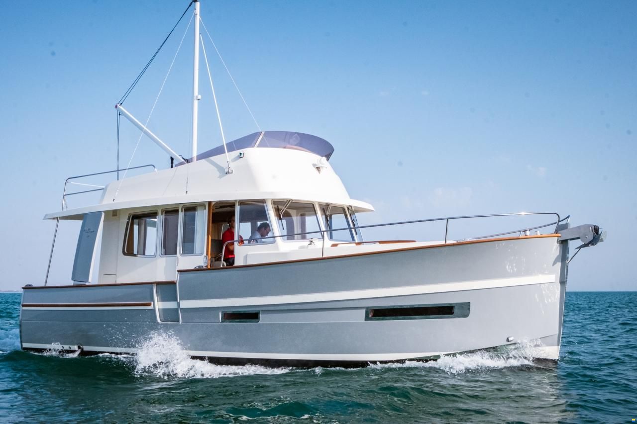 Rh&eacute;a 34 Trawler Fly Sedan