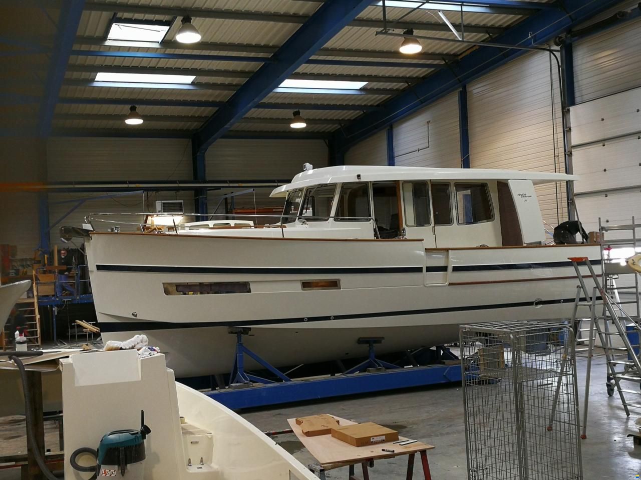 Rh&eacute;a 34 Trawler Fly Sedan