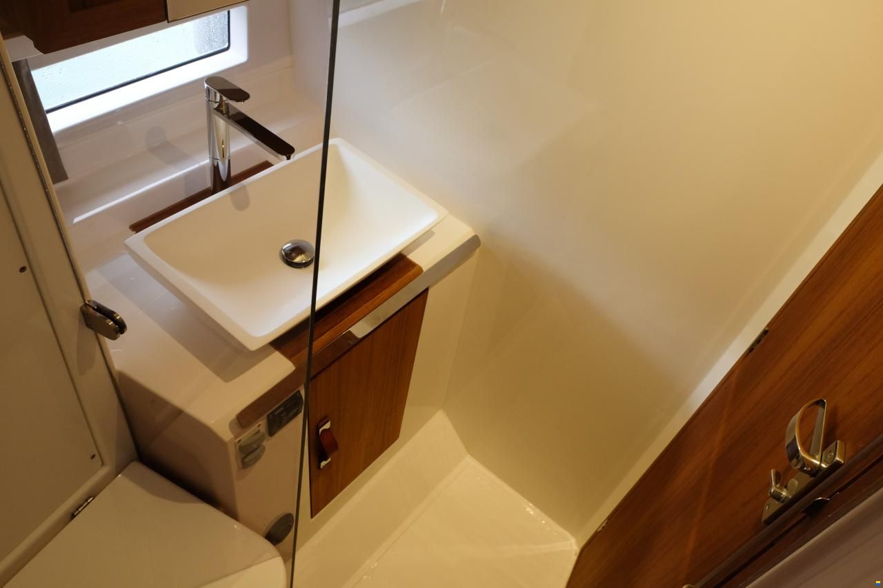 Rh&eacute;a 34 Trawler Fly Sedan