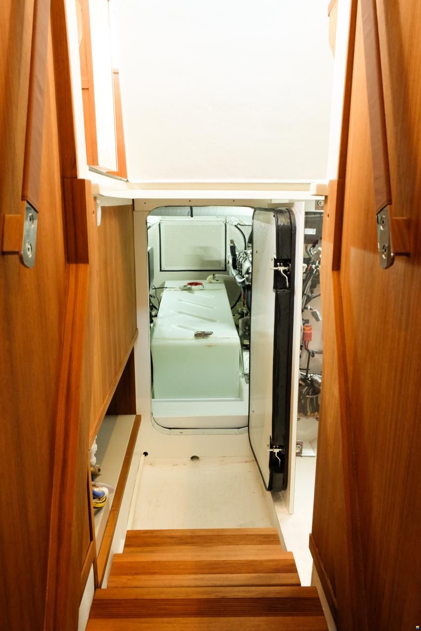 Rh&eacute;a 34 Trawler Fly Sedan