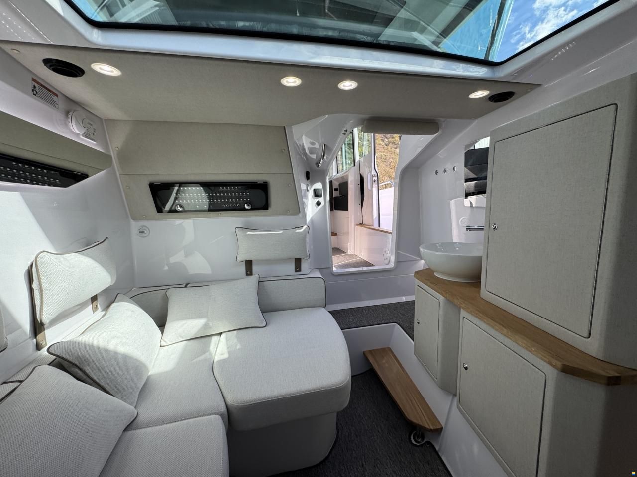 Axopar 37 Cross Cabin