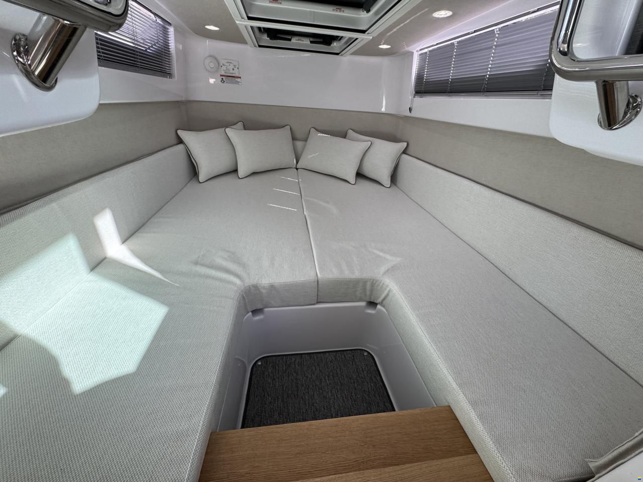 Axopar 37 Cross Cabin