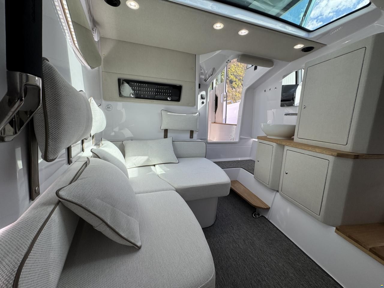 Axopar 37 Cross Cabin