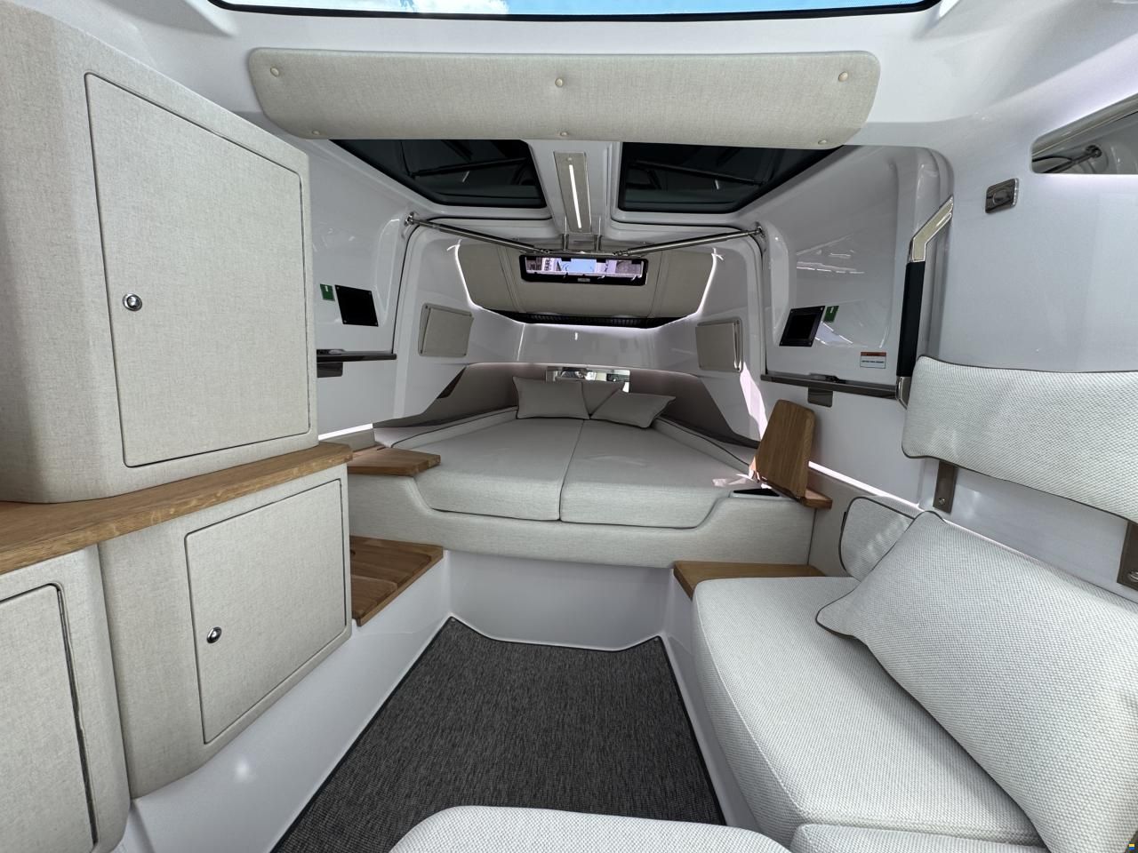 Axopar 37 Cross Cabin