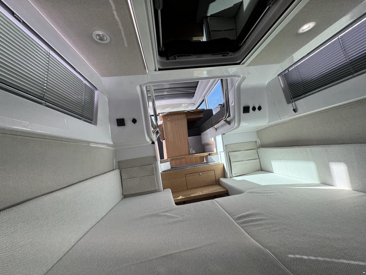 Axopar 37 Cross Cabin