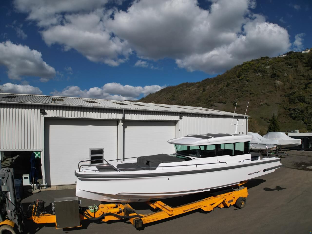 Axopar 37 Cross Cabin