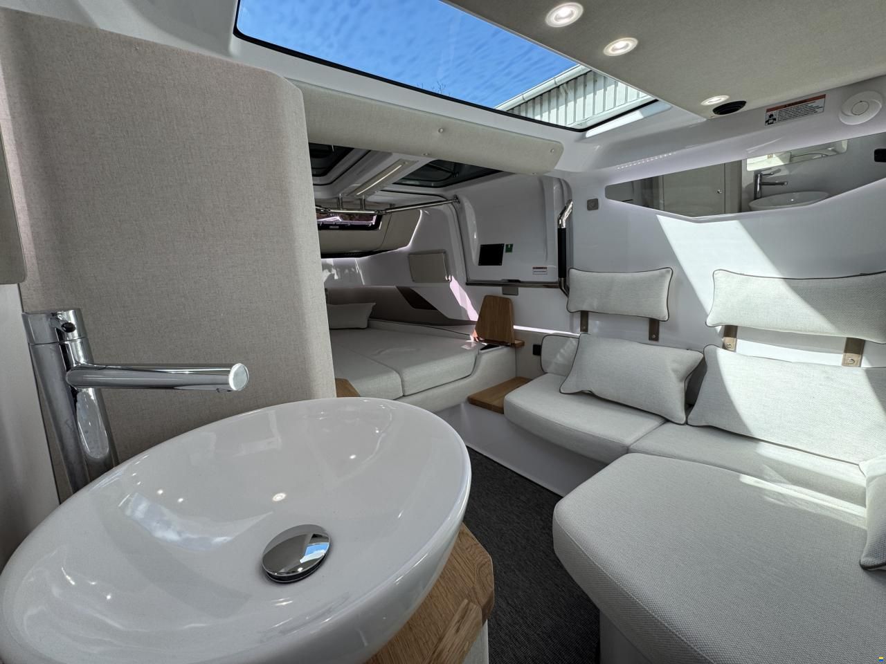 Axopar 37 Cross Cabin