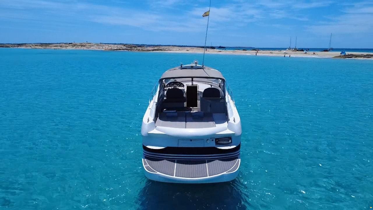 Pershing 37