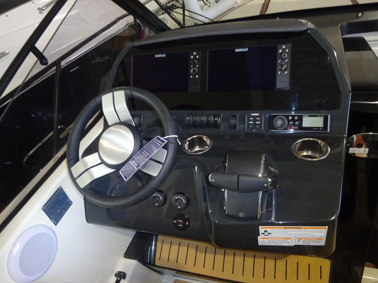 Quicksilver Activ 875 Sundeck