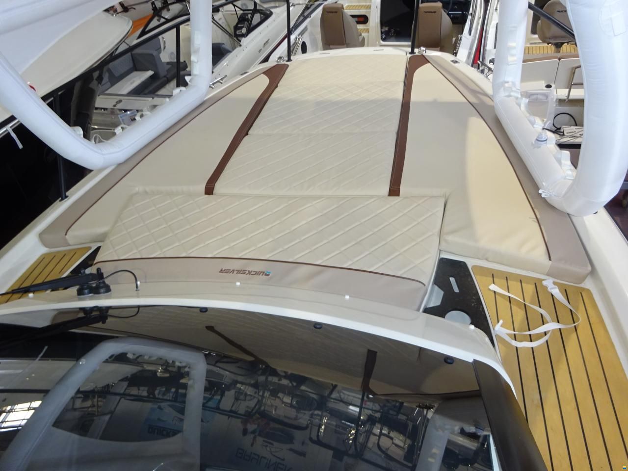 Quicksilver Activ 875 Sundeck