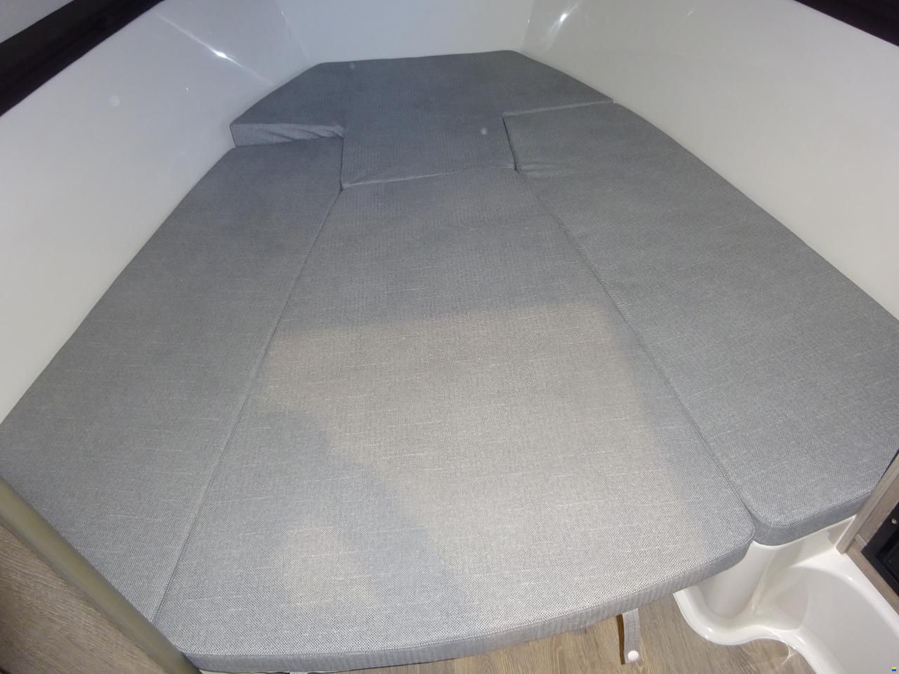 Quicksilver Activ 875 Sundeck