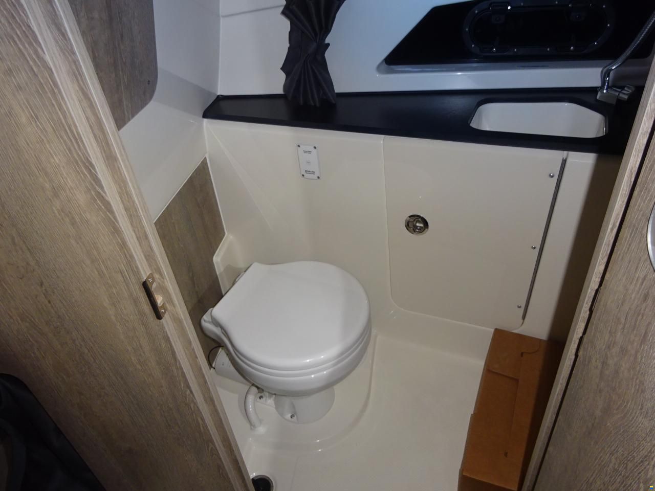 Quicksilver Activ 875 Sundeck
