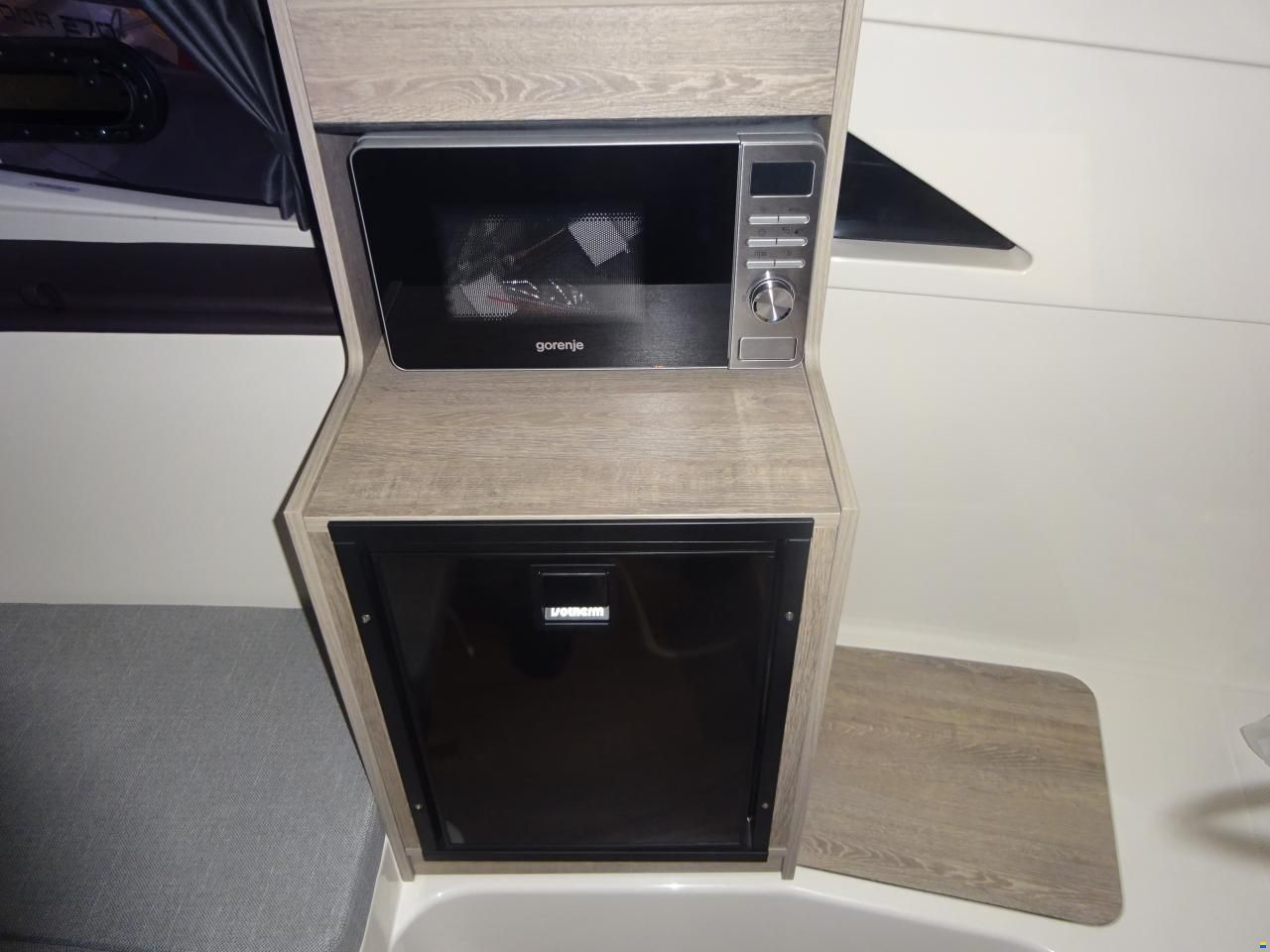 Quicksilver Activ 875 Sundeck