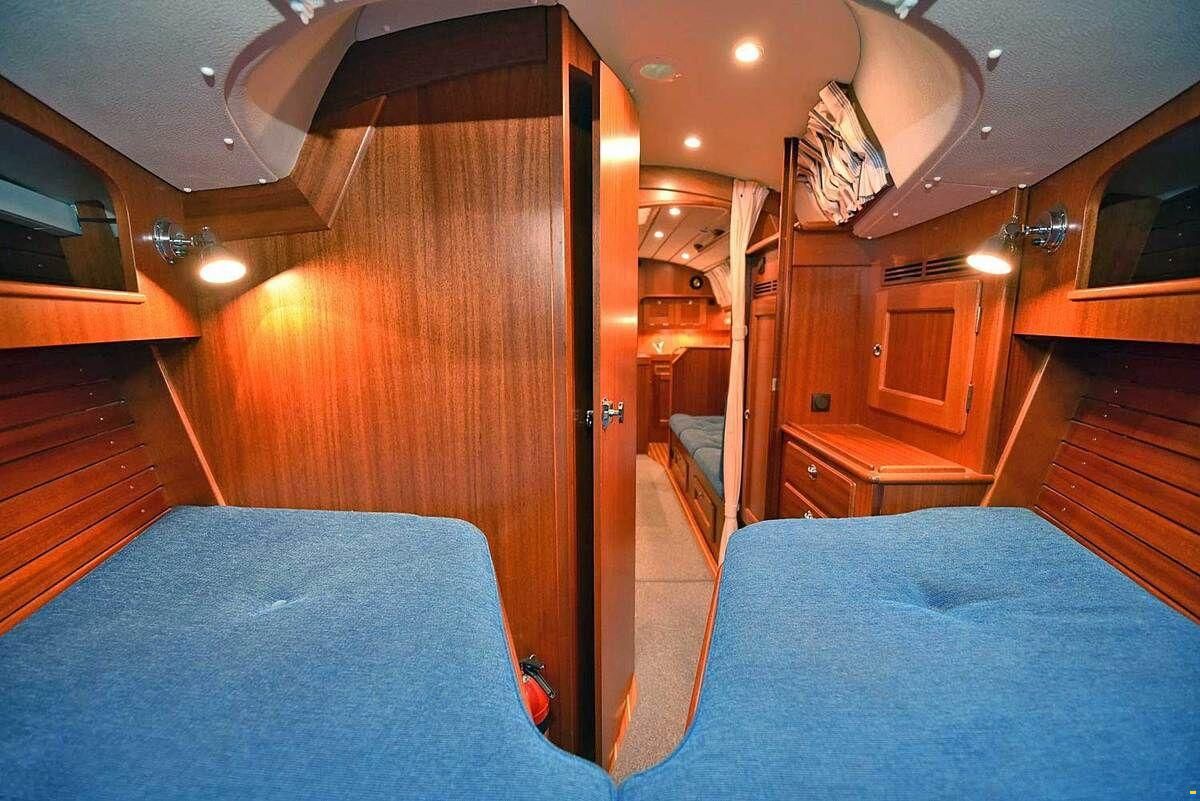 Hallberg-Rassy 37