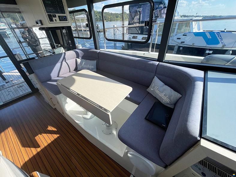 Cobra Futura 36
