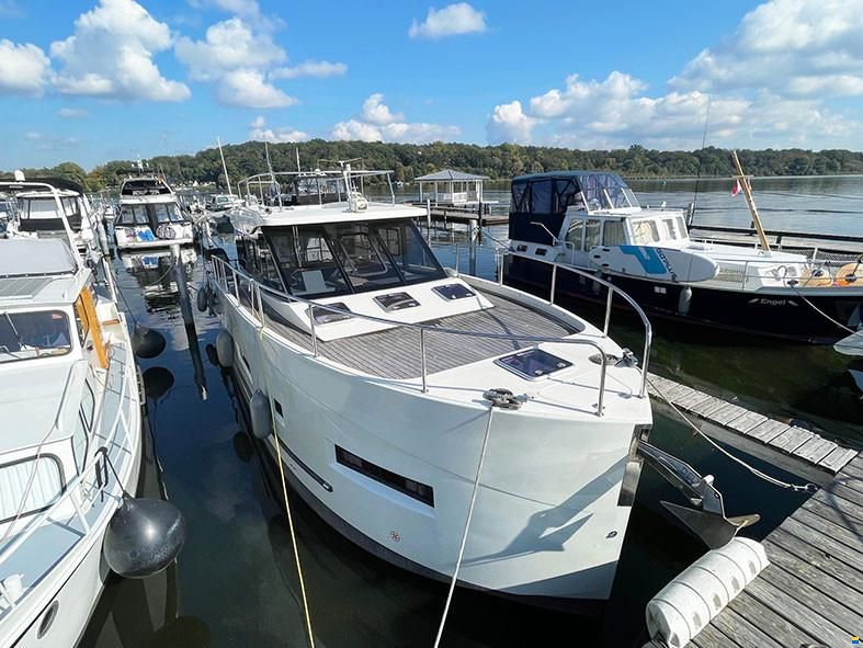 Cobra Futura 36
