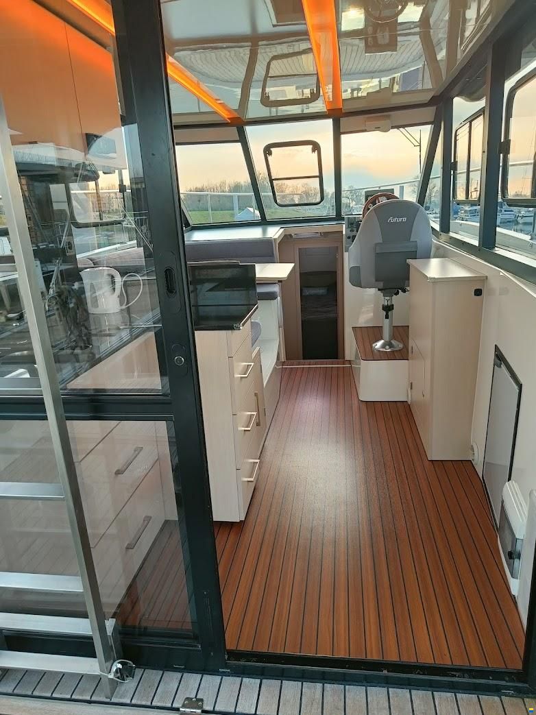 Cobra Futura 36