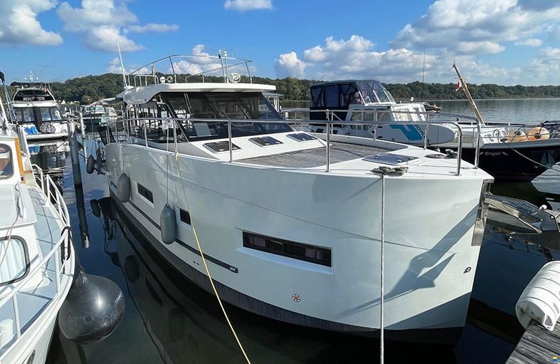 Cobra Futura 36