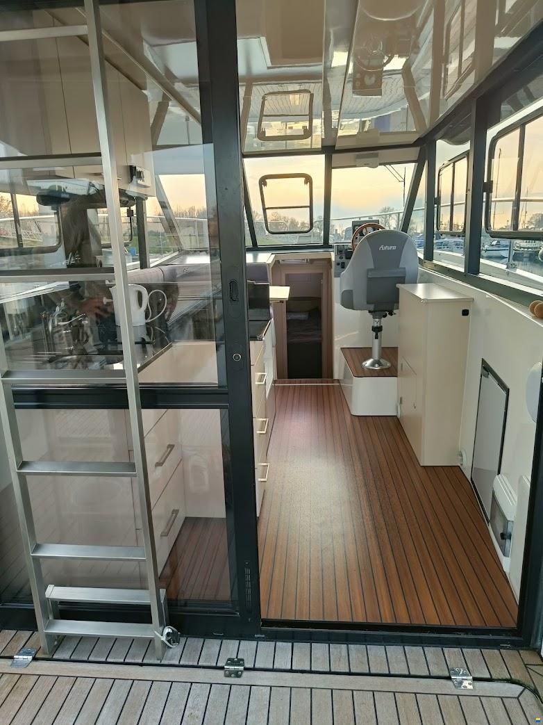 Cobra Futura 36