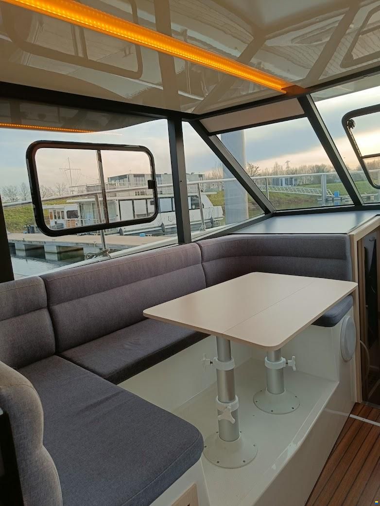 Cobra Futura 36