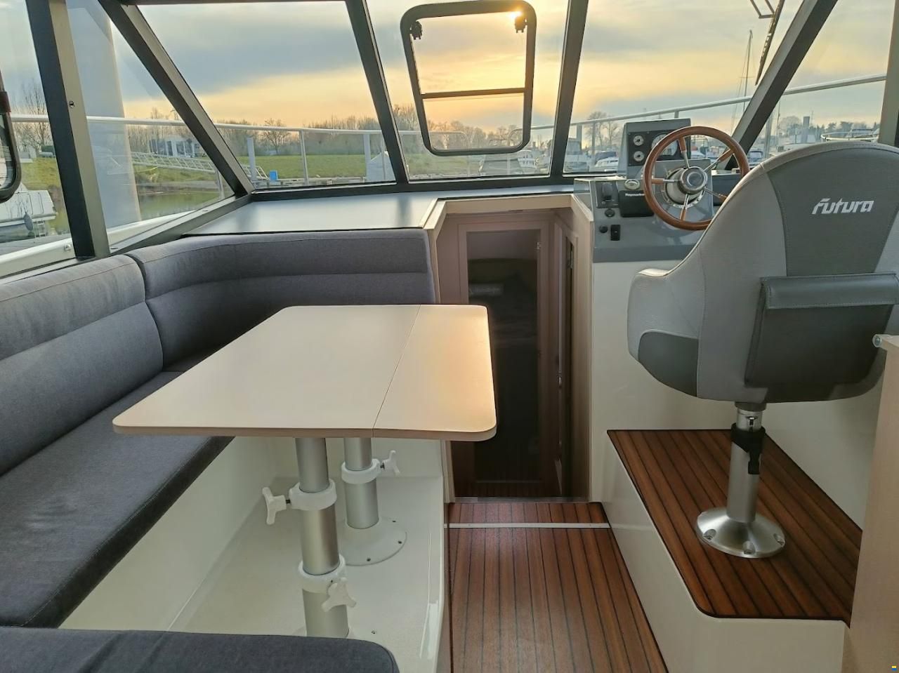 Cobra Futura 36