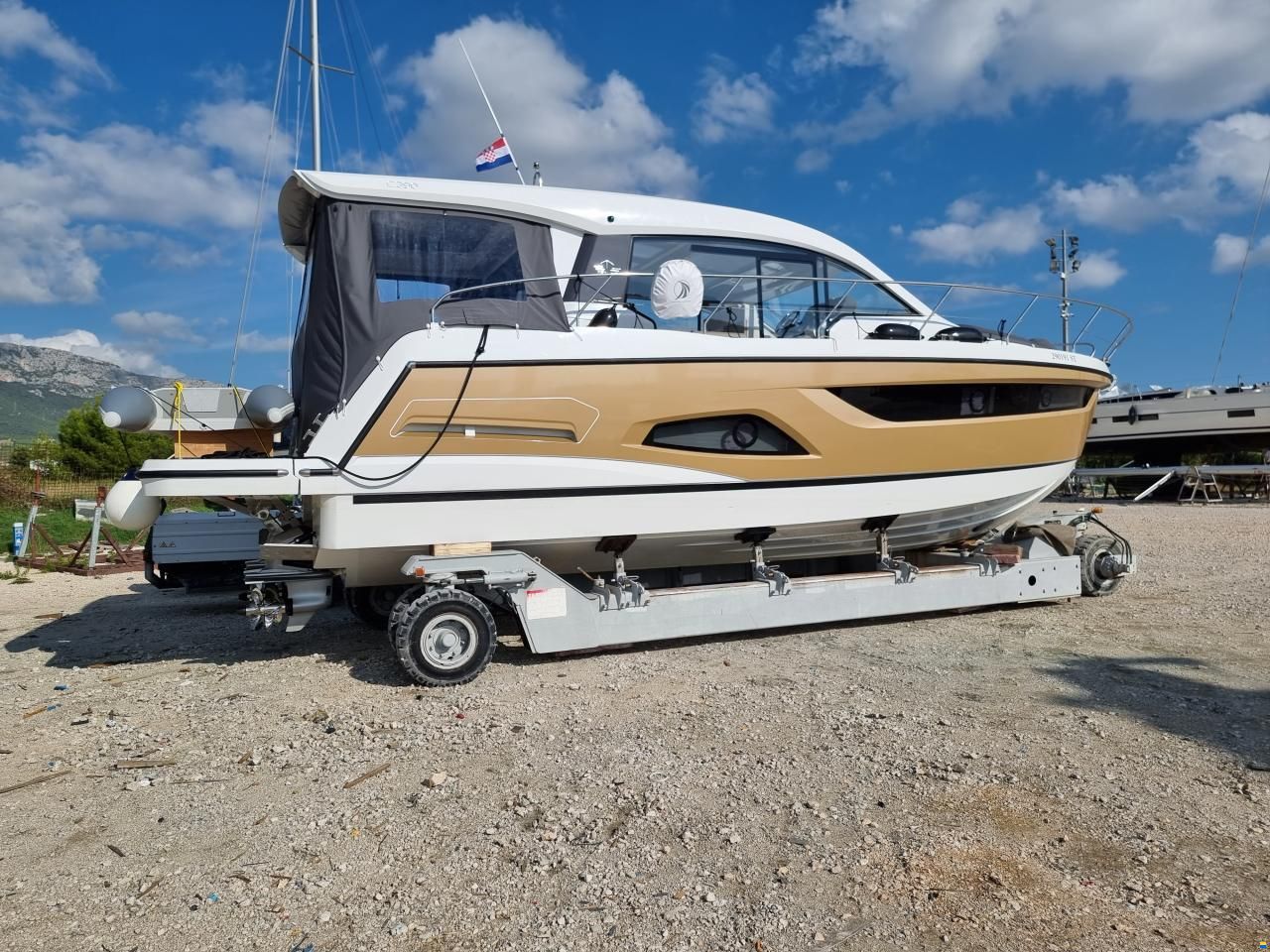 Sealine C390