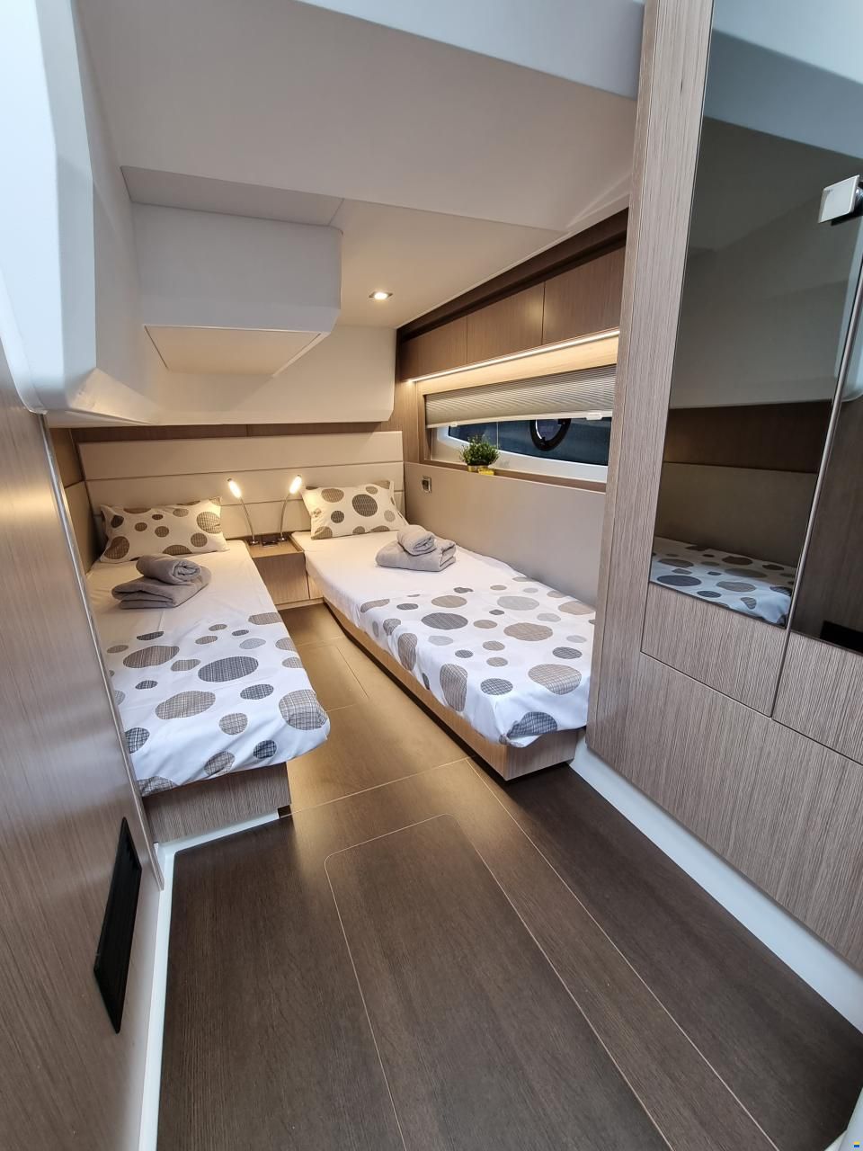 Sealine C390