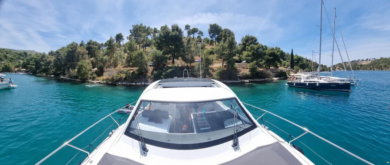 Sealine C390