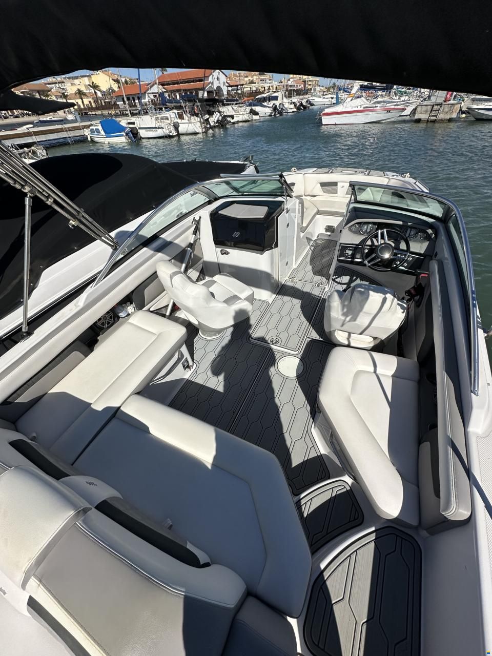 Four Winns HD220