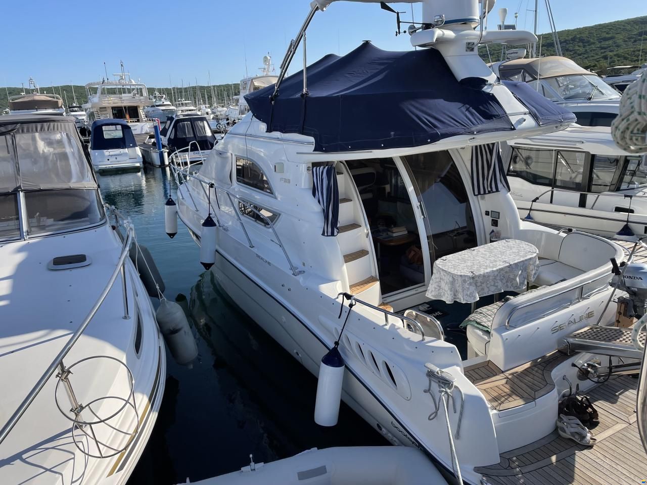 Sealine F33