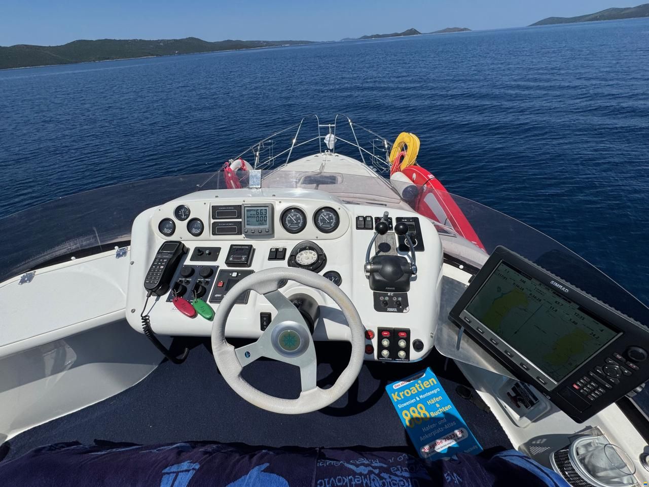 Sealine F33