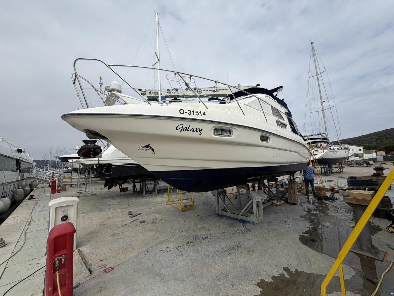 Sealine F33