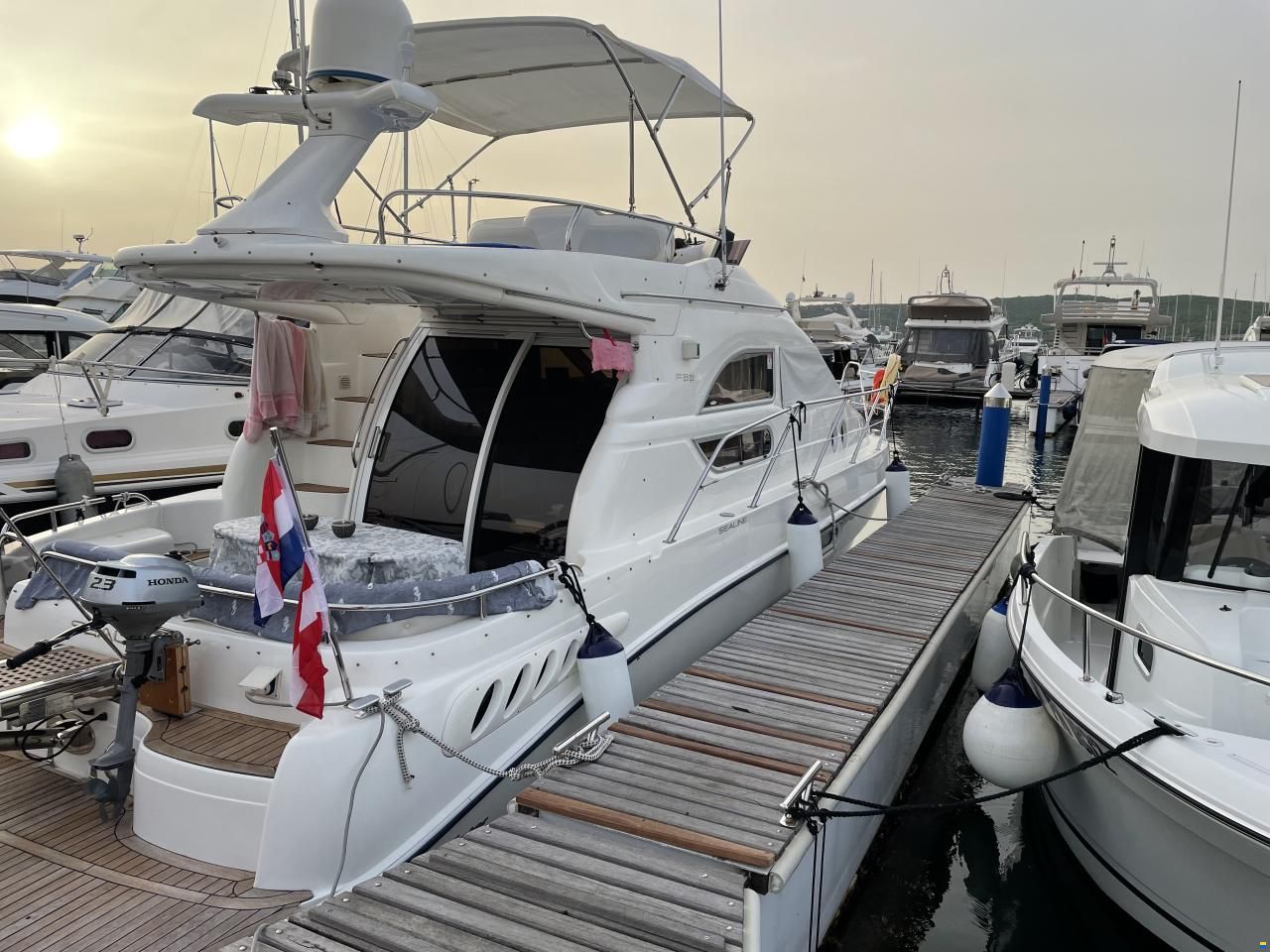 Sealine F33