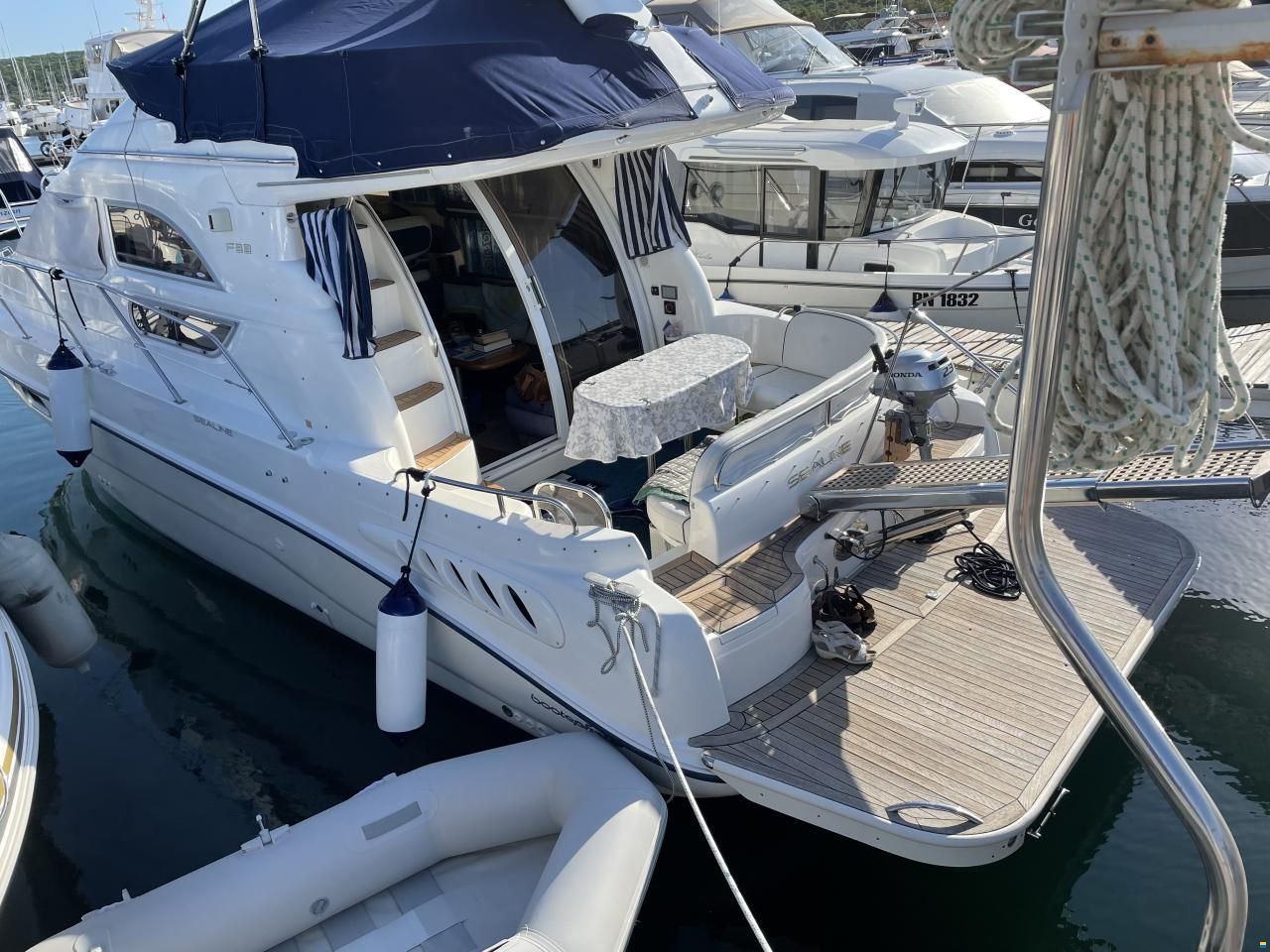 Sealine F33