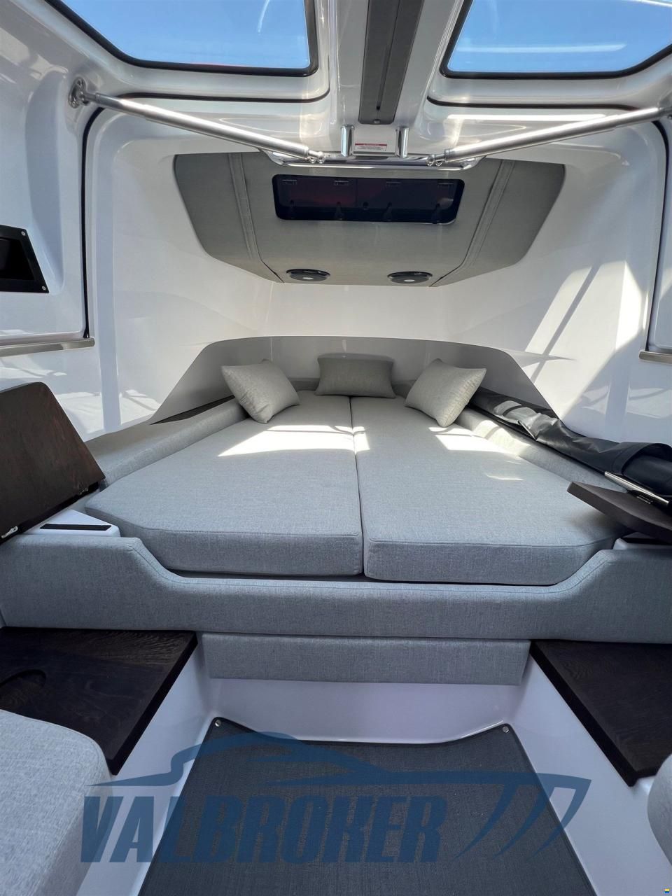 Axopar 37 XC Cross Cabin